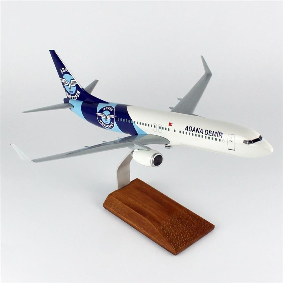 1/100 Ölçek THY Adana Demir Spor Logolu B737-800 Yolcu Uçağı, Sergilemeye Hazır Ahşap Standlı Model