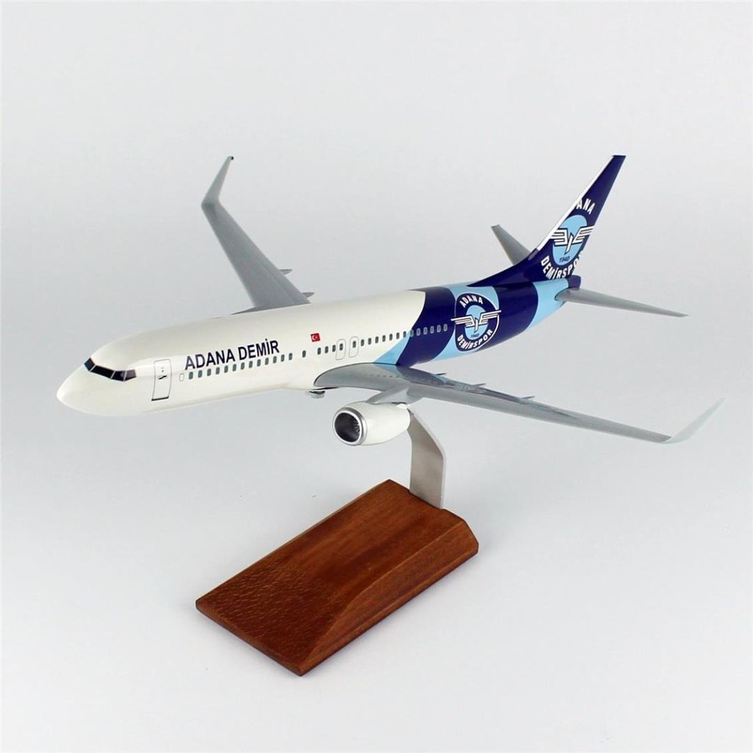 1/100 Ölçek THY Adana Demir Spor Logolu B737-800 Yolcu Uçağı, Sergilemeye Hazır Ahşap Standlı Model