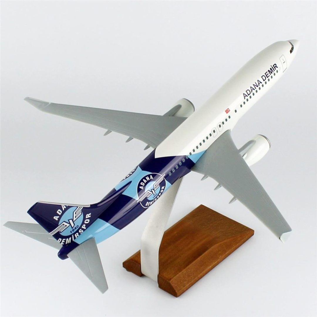 1/100 Ölçek THY Adana Demir Spor Logolu B737-800 Yolcu Uçağı, Sergilemeye Hazır Ahşap Standlı Model