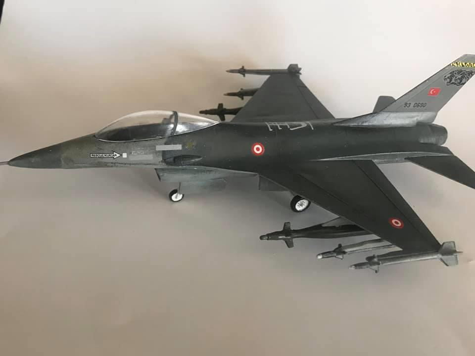Lockheed-Martin F-16 Fighting Falcon – 1/72 Ölçek Avcı Uçağı Model Kiti (Demonte) PM-301