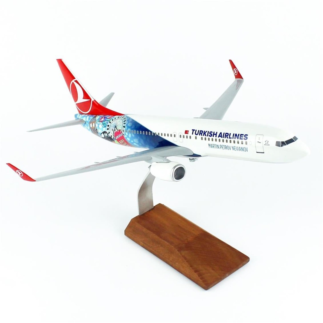 1/100 Ölçek, THY London Logolu B737-800 Yolcu Uçağı, Sergilemeye Hazır Ahşap Standlı Model