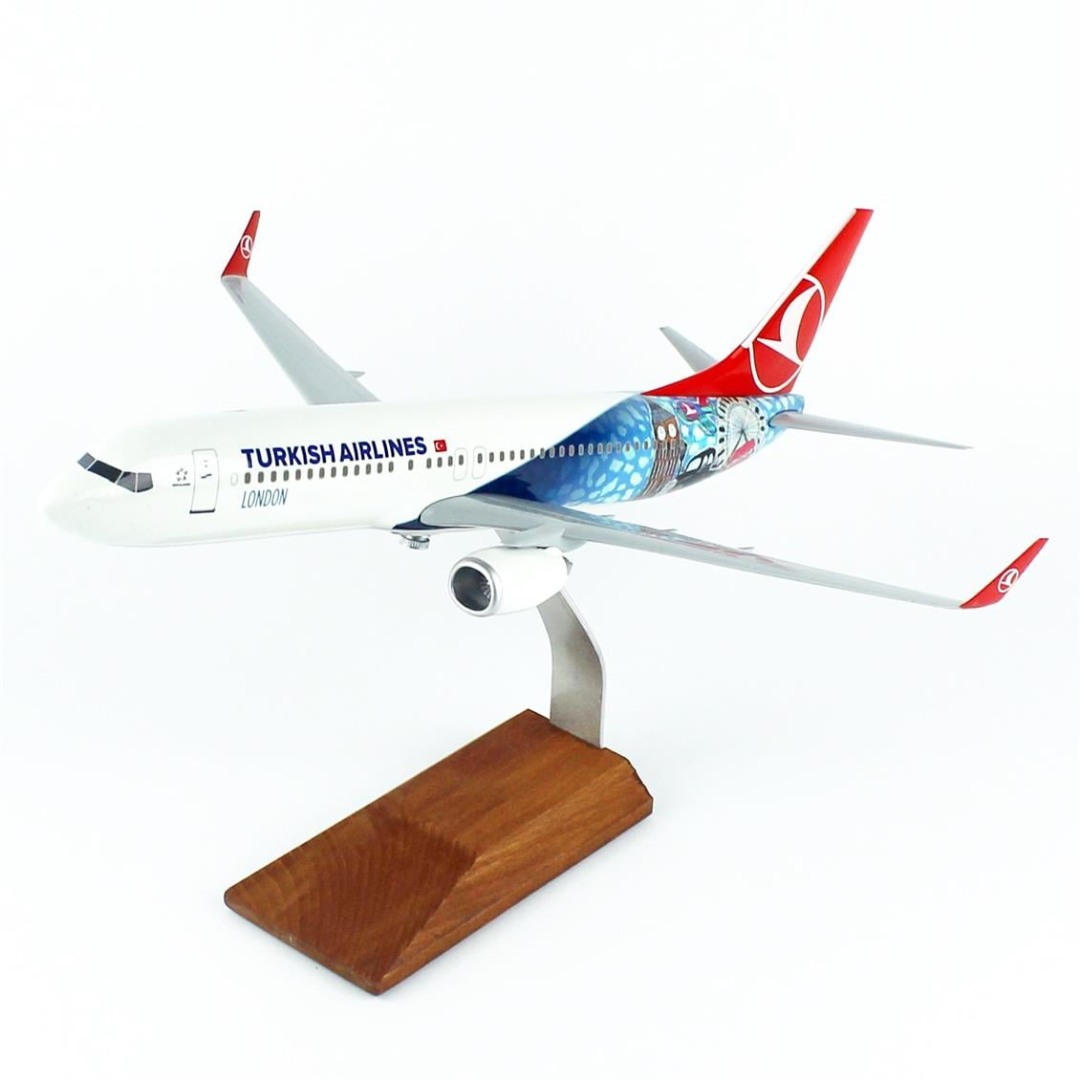 1/100 Ölçek, THY London Logolu B737-800 Yolcu Uçağı, Sergilemeye Hazır Ahşap Standlı Model
