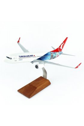 1/100 Ölçek, THY London Logolu B737-800 Yolcu Uçağı, Sergilemeye Hazır Ahşap Standlı Model